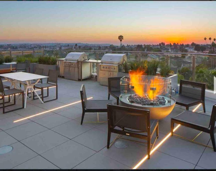 Relax On Wilshire With A View Apartment Los Angeles Exterior photo