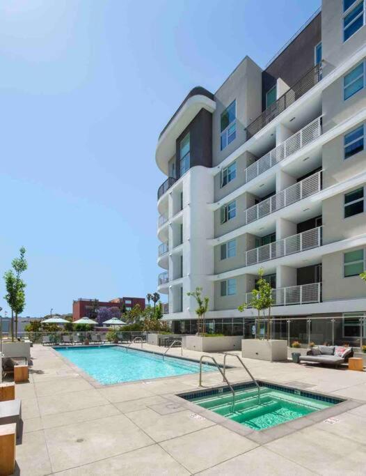 Relax On Wilshire With A View Apartment Los Angeles Exterior photo